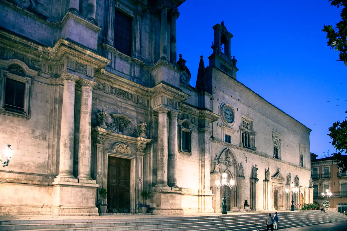 Die Kirche Palazzo della Santissima Annunziata in Sulmona bei Nacht